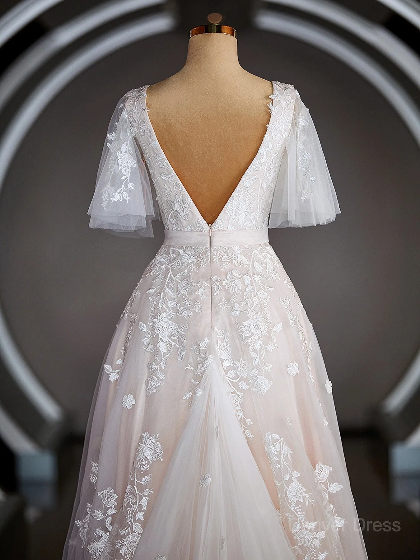 A-Line V-neck Court Train Tulle Wedding Dresses with Appliques Lace